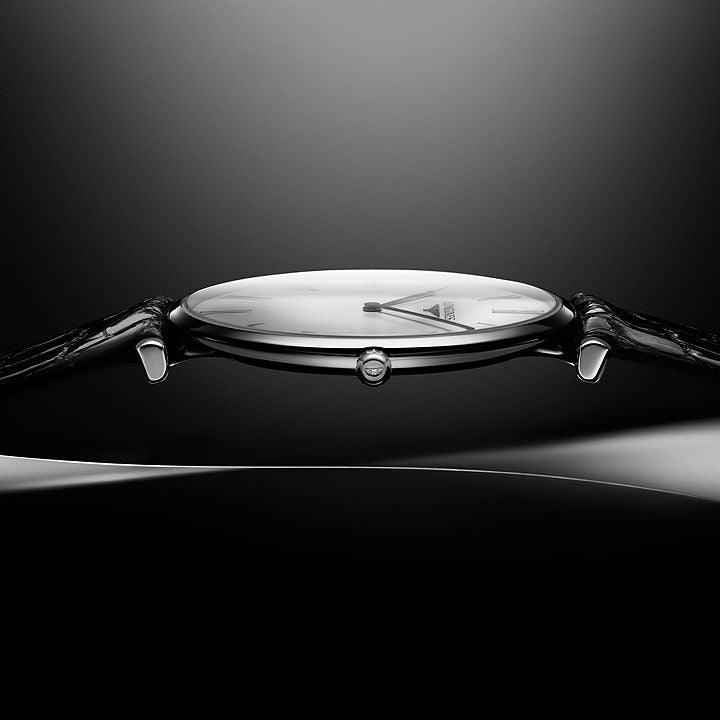 Orologio da polso Longines con cassa in acciaio e cinturino in pelle nera, vista superiore.