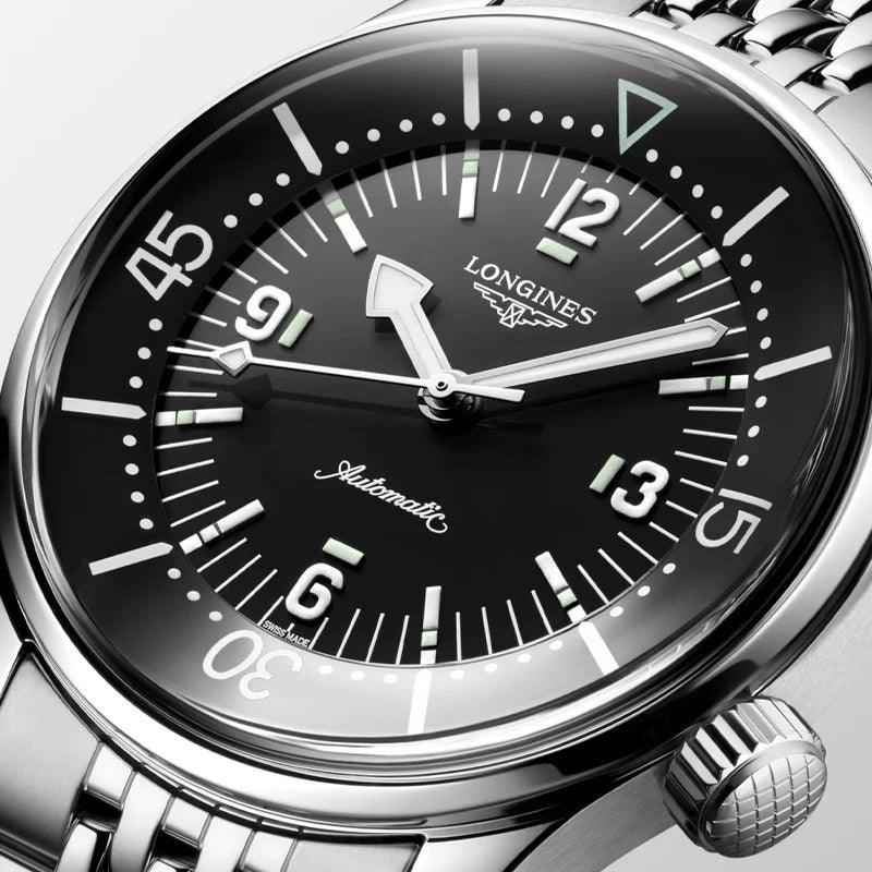Quadrante nero dell’orologio automatico con indici e lancette, bracciale in acciaio