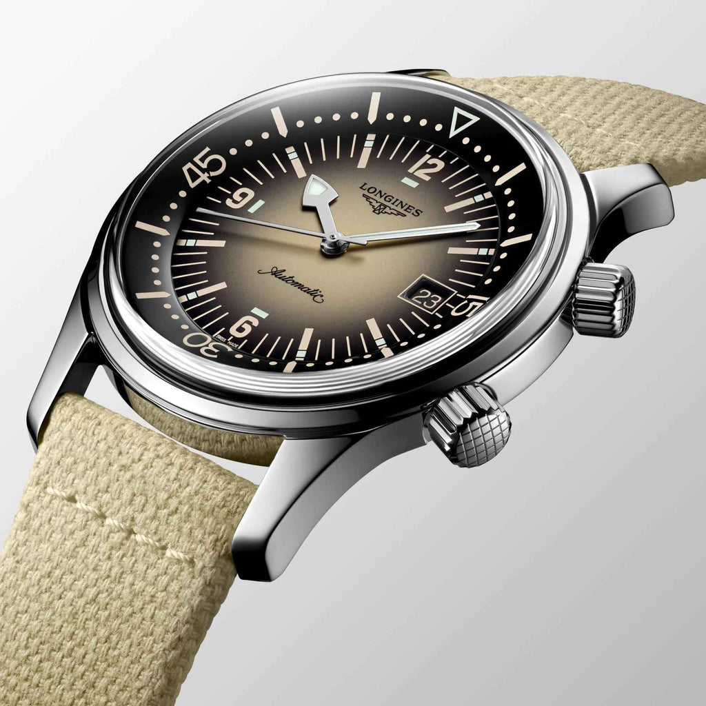 Orologio Longines con cassa in acciaio e quadrante nero, cinturino beige, corona e pulsanti
