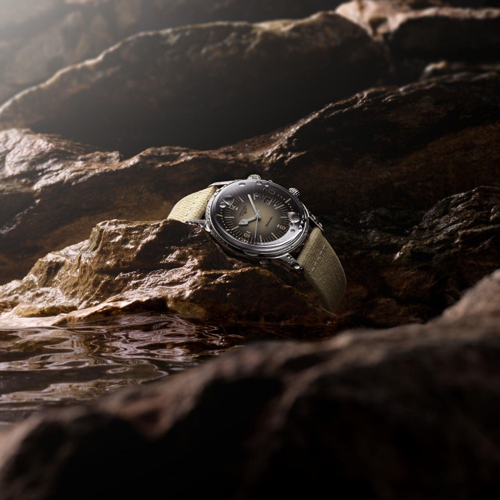 Orologio subacqueo Longines Legend Diver da 42 mm con cinturino beige e quadrante scuro