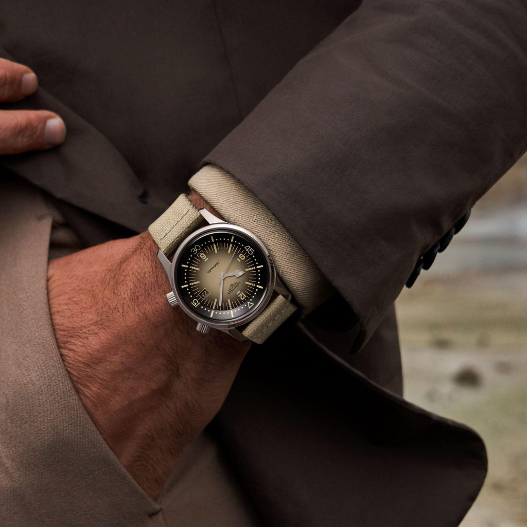 Orologio Longines Legend Diver da 42 mm con cinturino beige su polso e quadrante beige