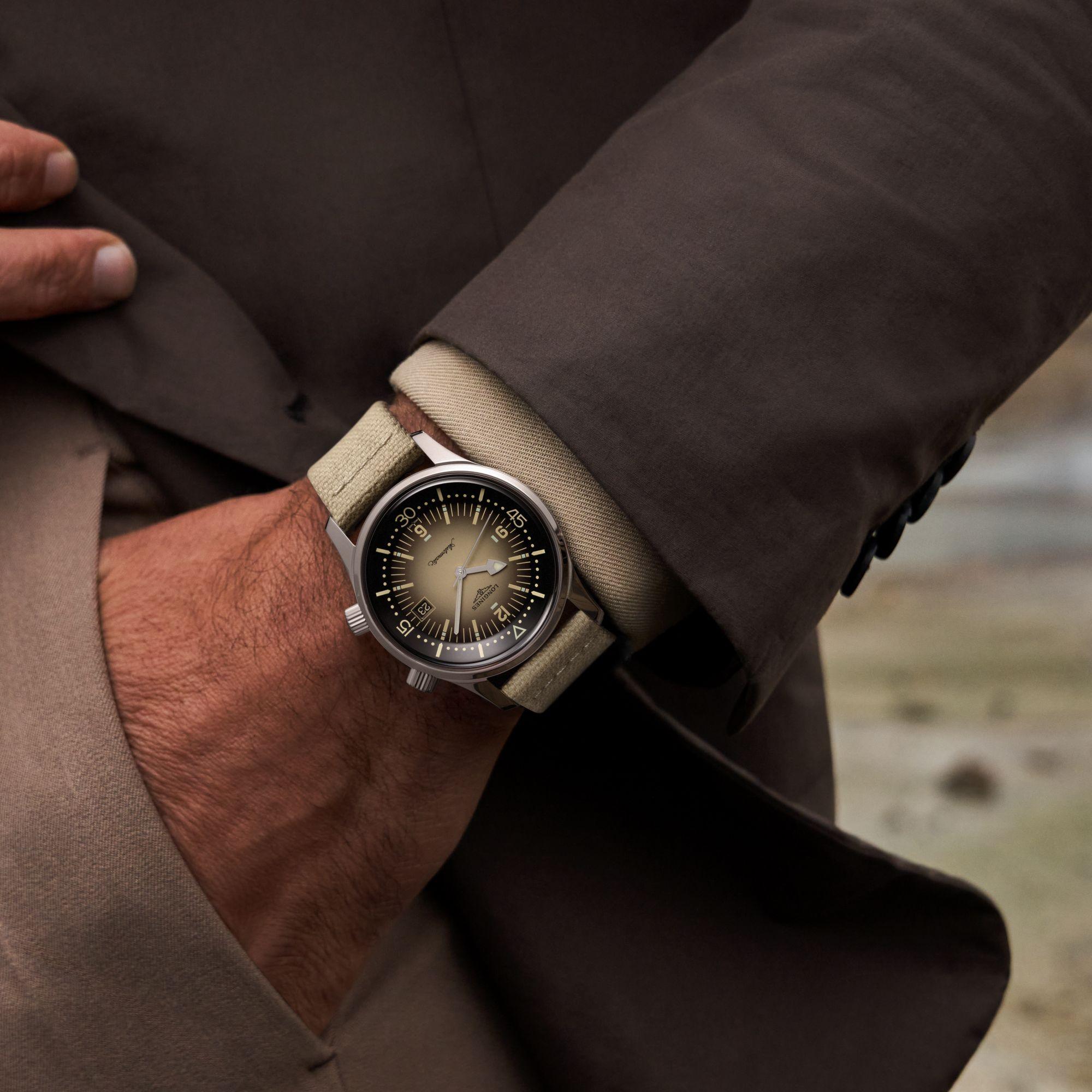 Orologio Longines Legend Diver da 42 mm con cinturino beige su polso e quadrante beige