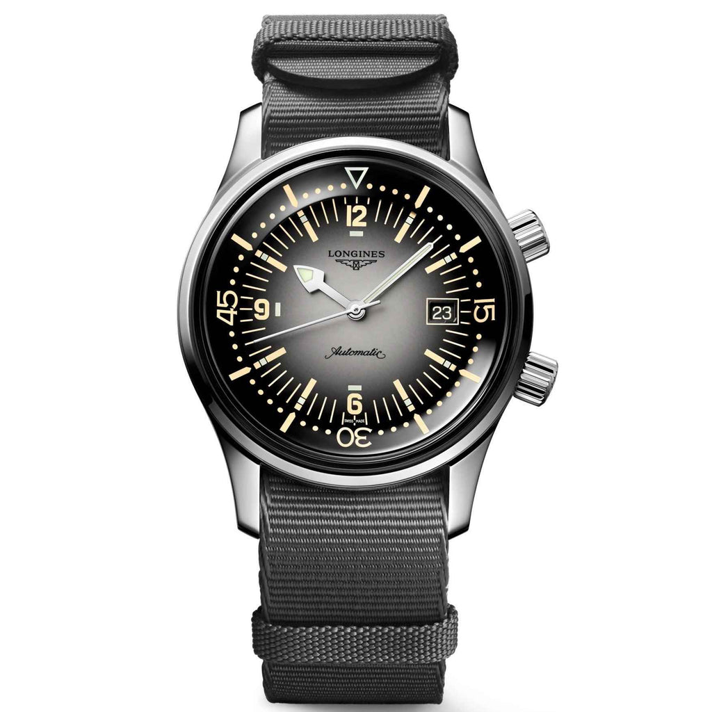 Orologio subacqueo con cassa in acciaio e quadrante nero, cinturino tessile grigio.