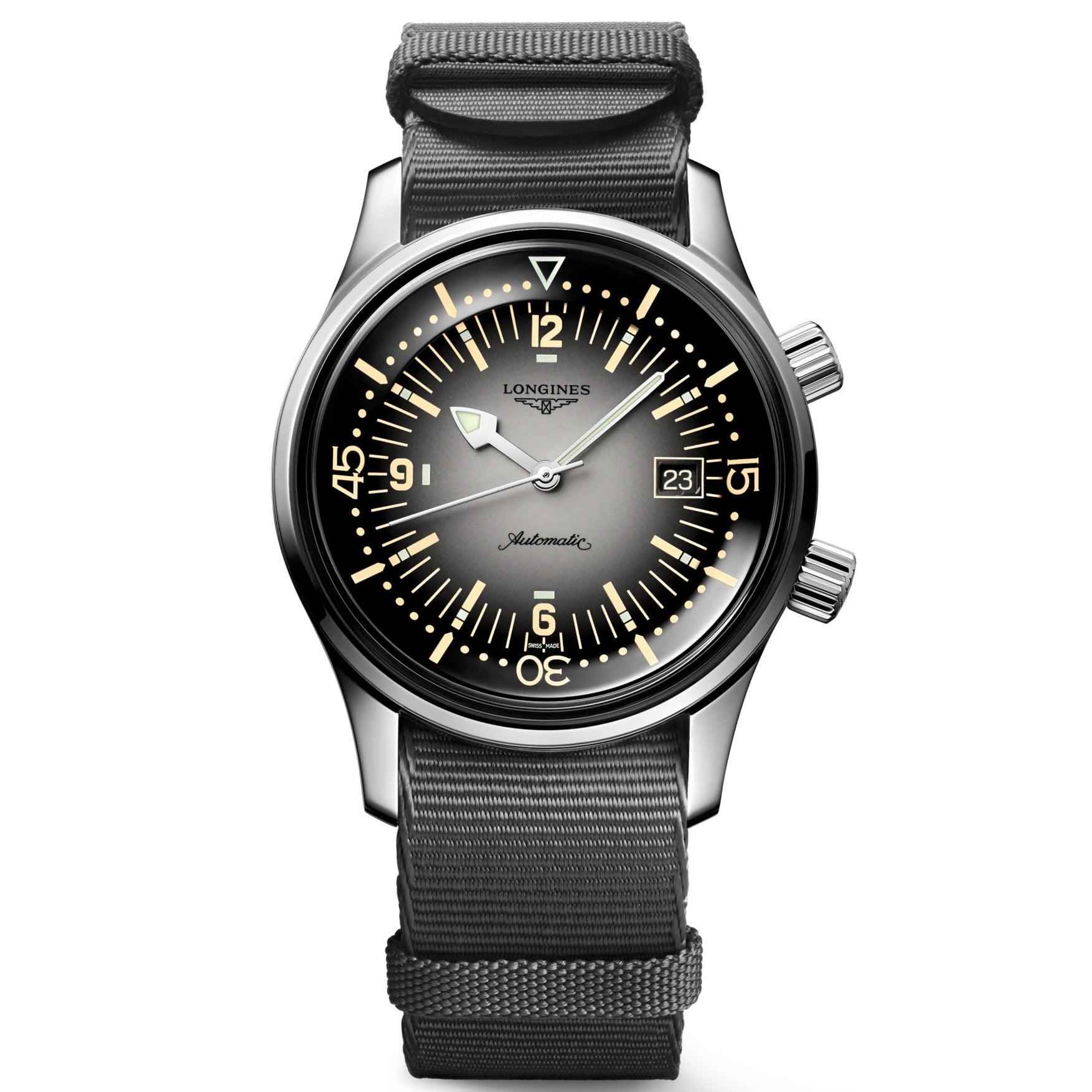 Orologio subacqueo con cassa in acciaio e quadrante nero, cinturino tessile grigio.