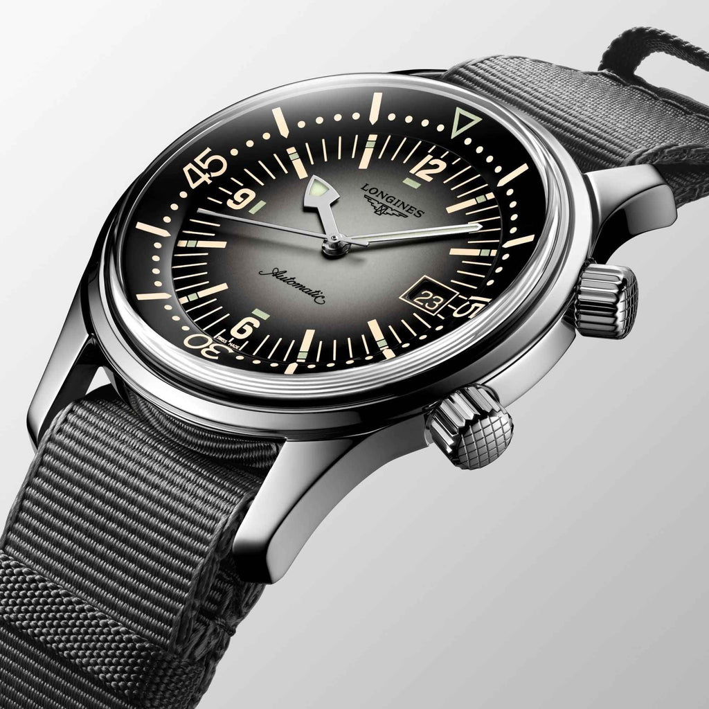 Orologio subacqueo con lunetta e corona in acciaio, quadrante nero con indici dorati.