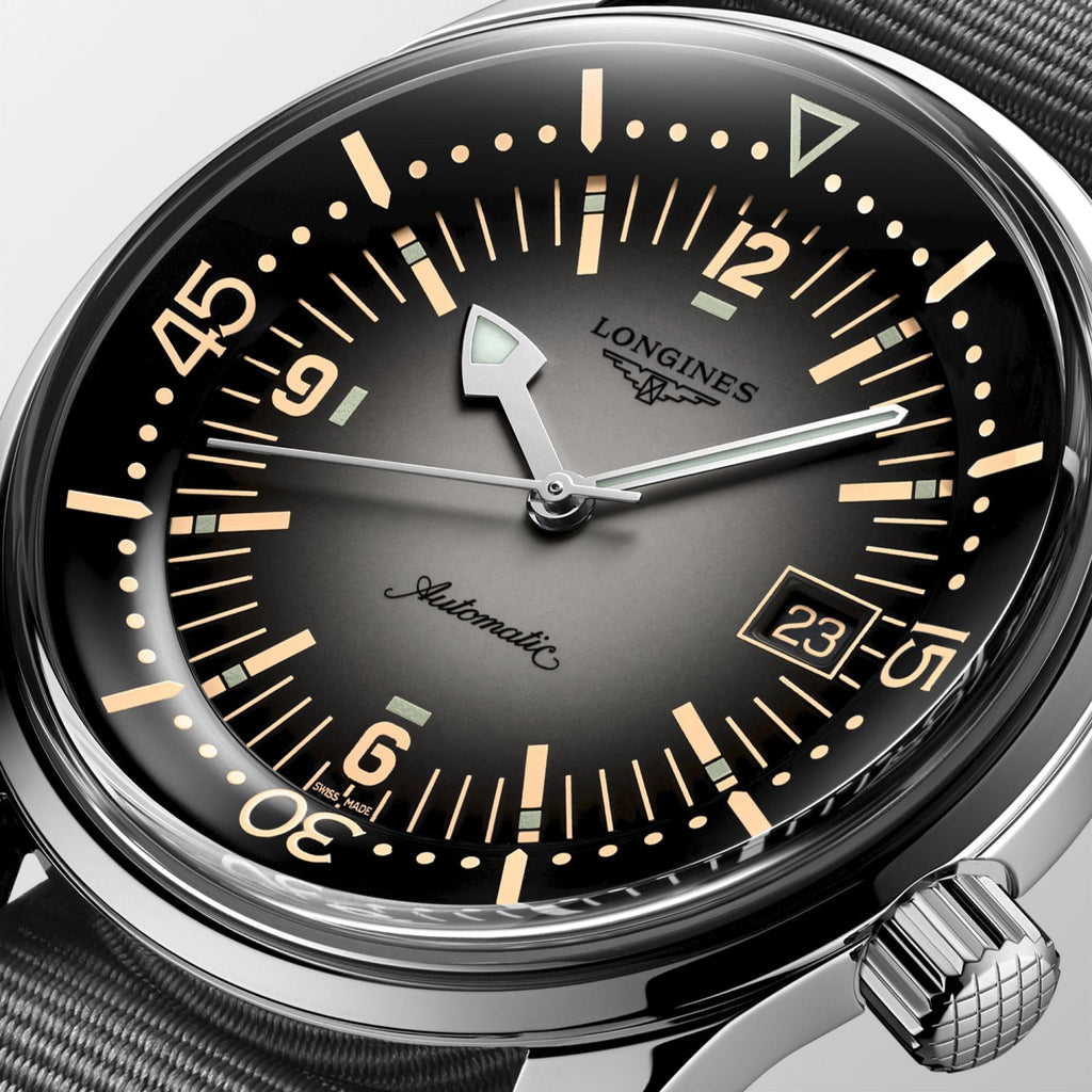 Orologio automatico subacqueo 42 mm con quadrante scuro, indici e datario