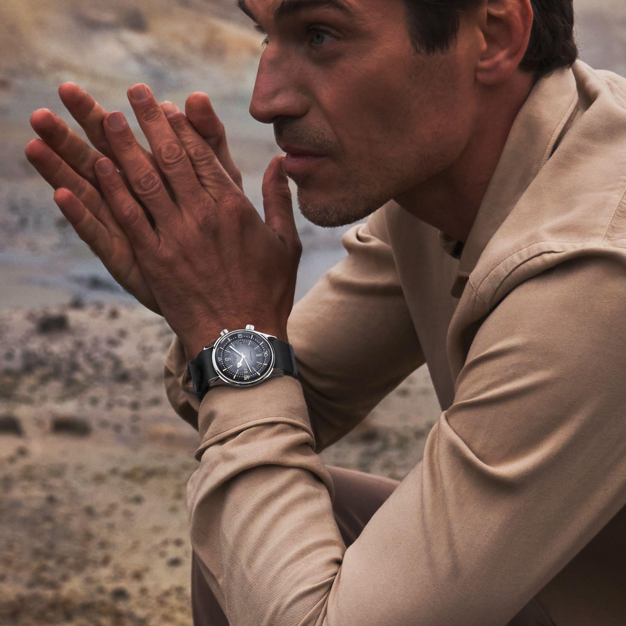 Orologio automatico subacqueo 42 mm al polso, cassa in acciaio e quadrante scuro