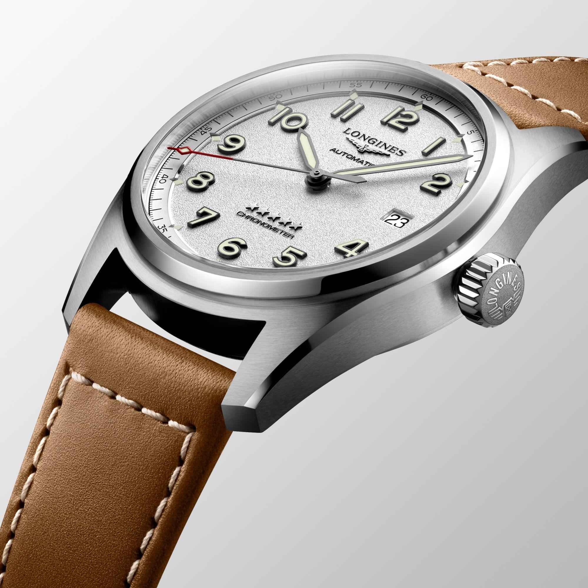 Orologio da polso con quadrante argento e cinturino in pelle marrone, cassa acciaio