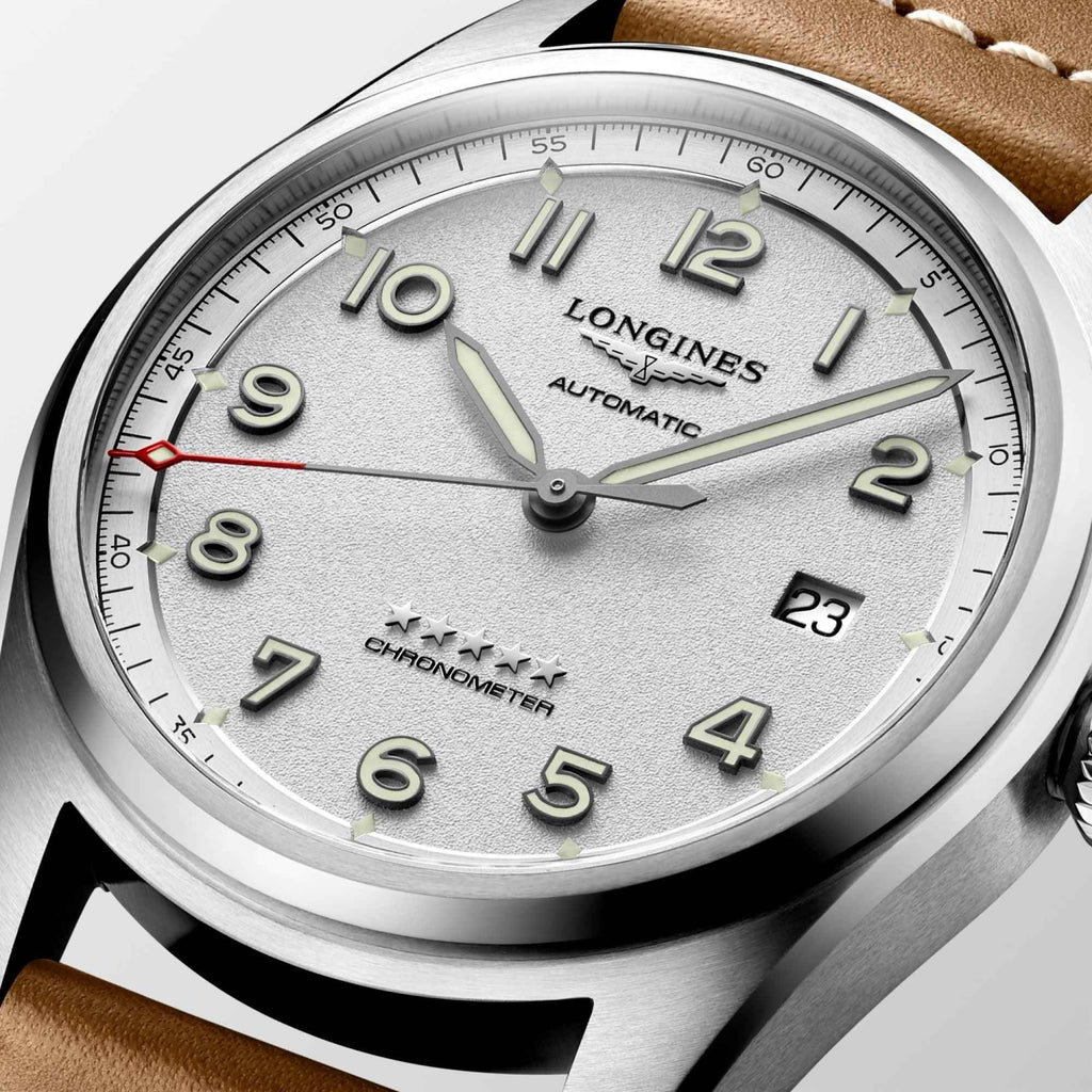Orologio da polso con quadrante argento, lancette e seconda rossa, cinturino marrone