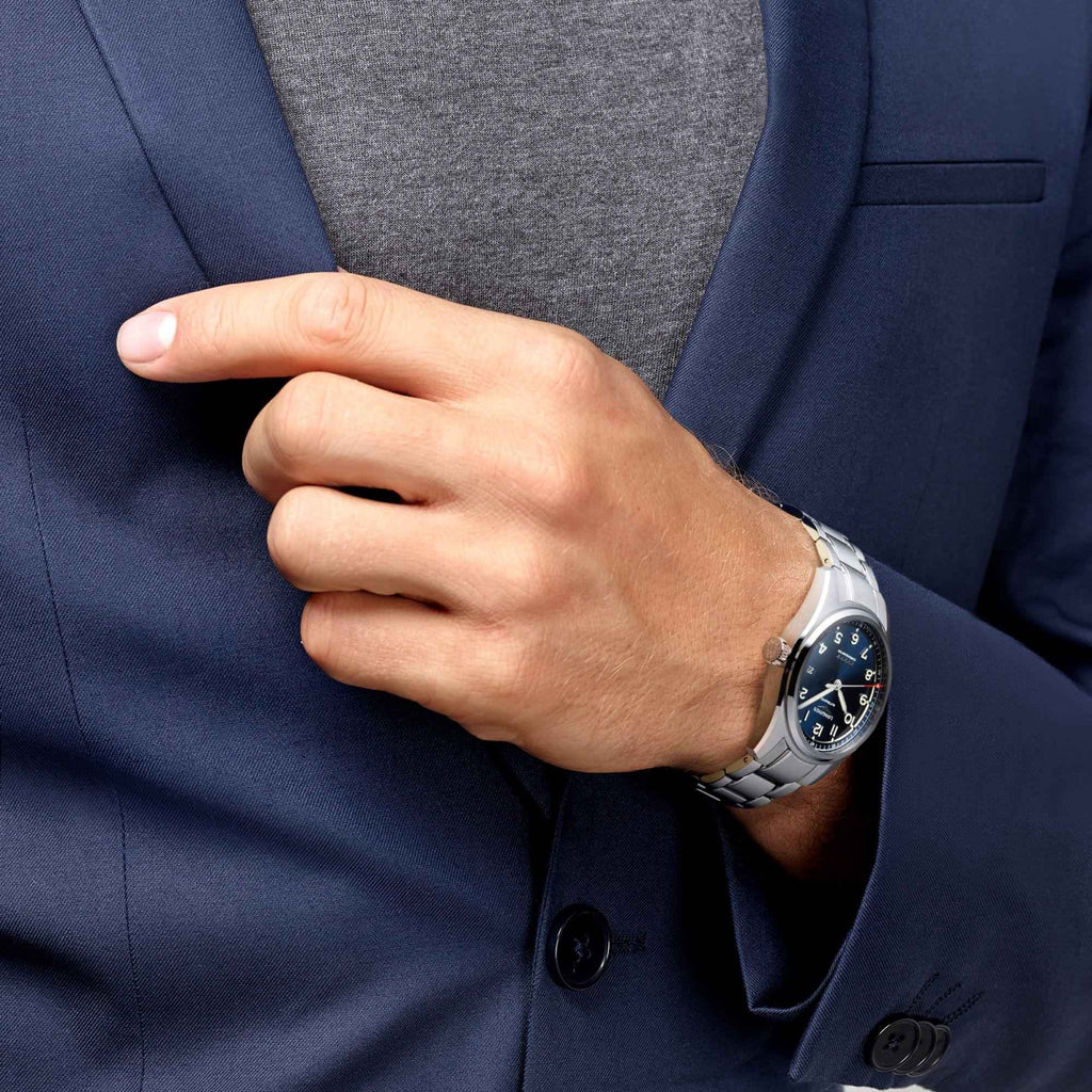 Orologio Longines Spirit blu con cinturino in acciaio al polso di un uomo