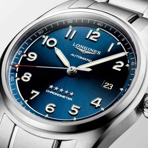 Quadrante blu dell’orologio Longines Spirit con lancette e indici numerici, datario 23