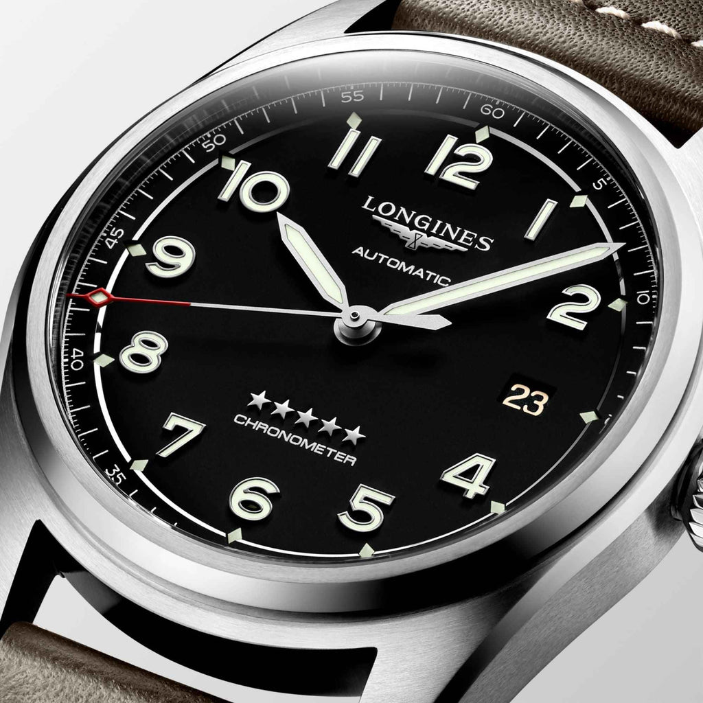 Orologio Longines Spirit con quadrante nero, indici luminescenti e data