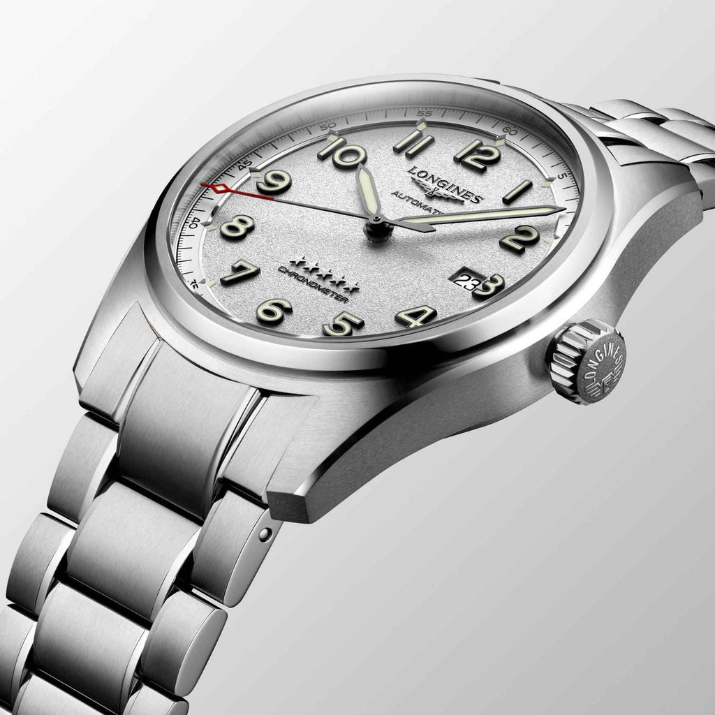 Orologio Longines con quadrante grigio, lancette e indici; cassa in acciaio