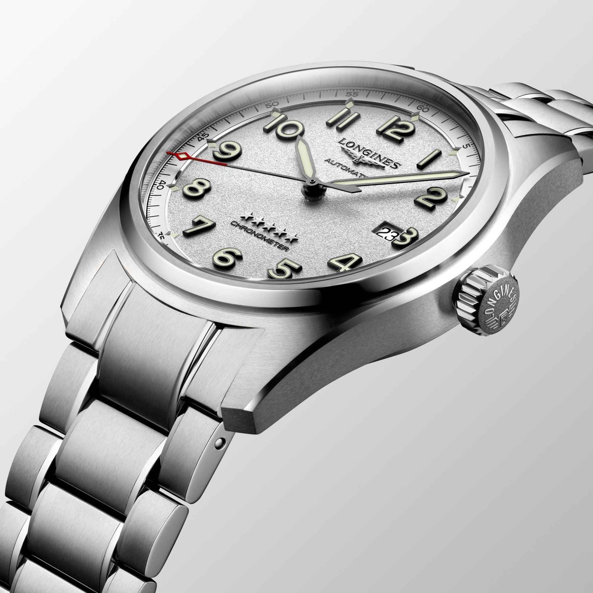 Orologio Longines con quadrante grigio, lancette e indici; cassa in acciaio