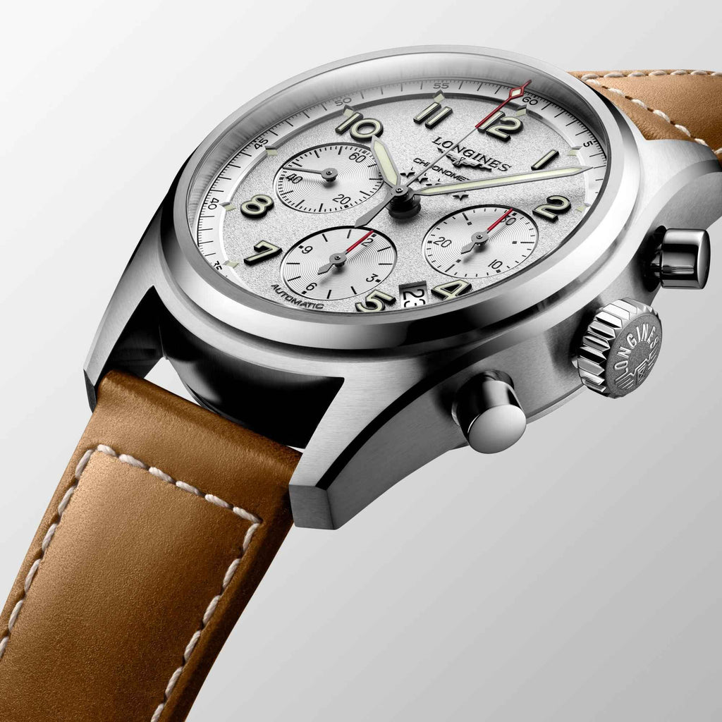 Orologio automatico argento con quadrante complesso e cinturino in pelle marrone, cassa in acciaio.