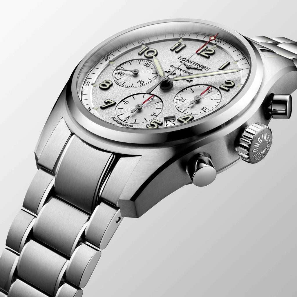 Orologio Longines Spirit 42mm in acciaio argento: dettaglio quadrante e corona