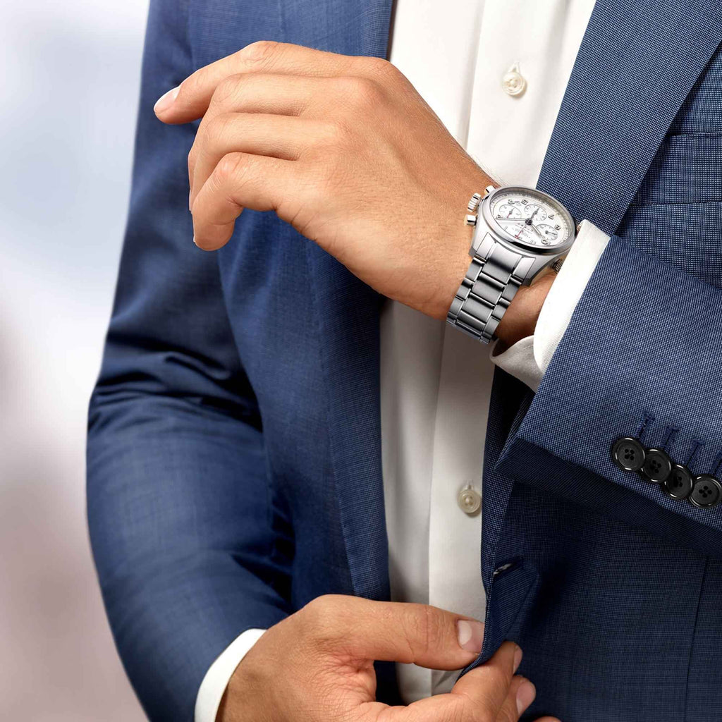 Orologio Longines Spirit 42mm automatico in acciaio argento al polso con quadrante chiaro