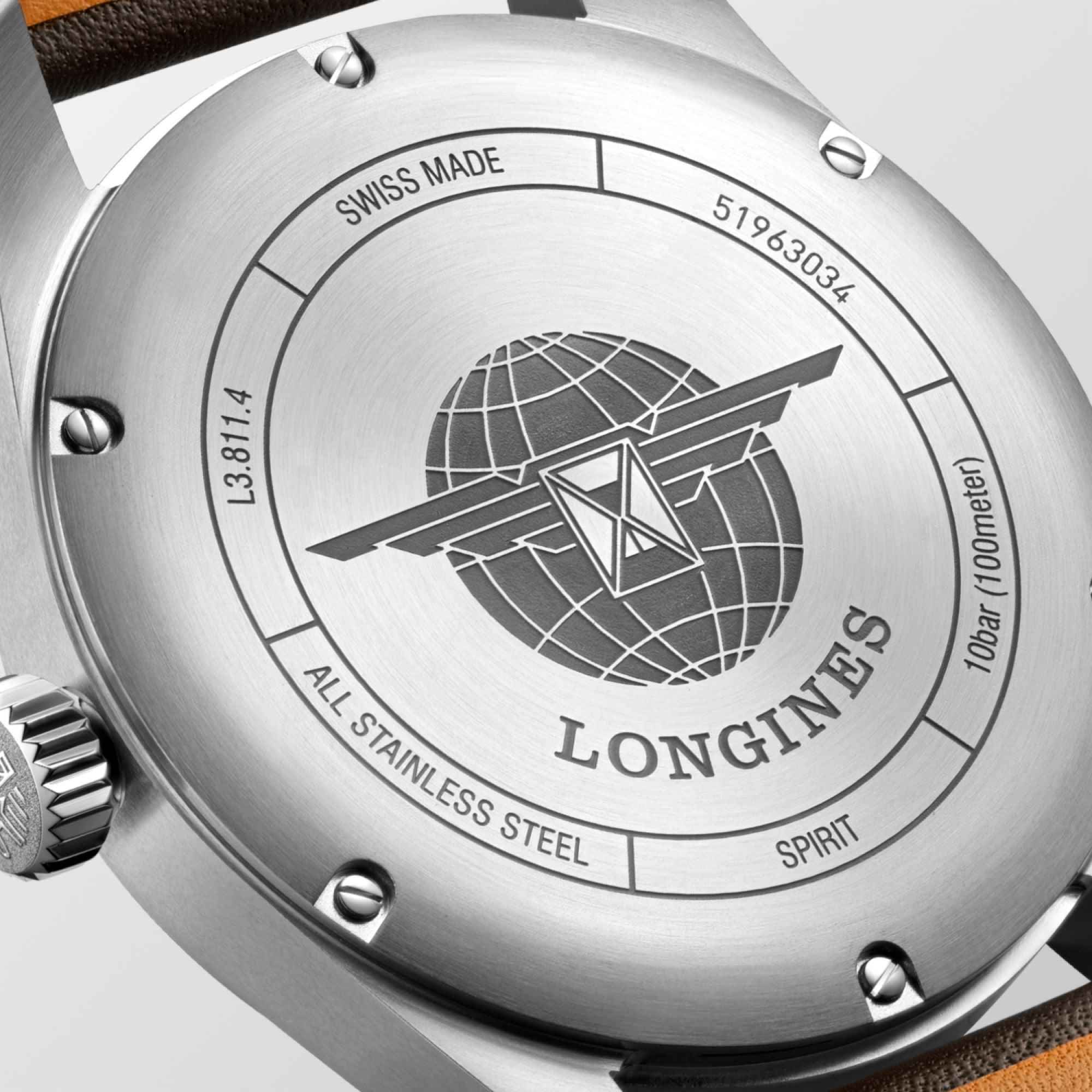 Fondello dell’orologio in acciaio con incisione Longines e cinturino in pelle marrone