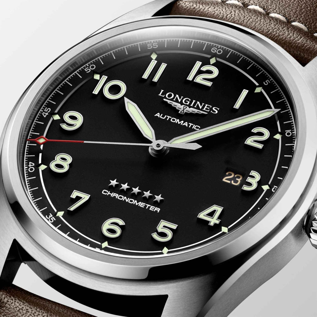 Orologio con quadrante nero, indici luminescenti e cinturino in pelle marrone