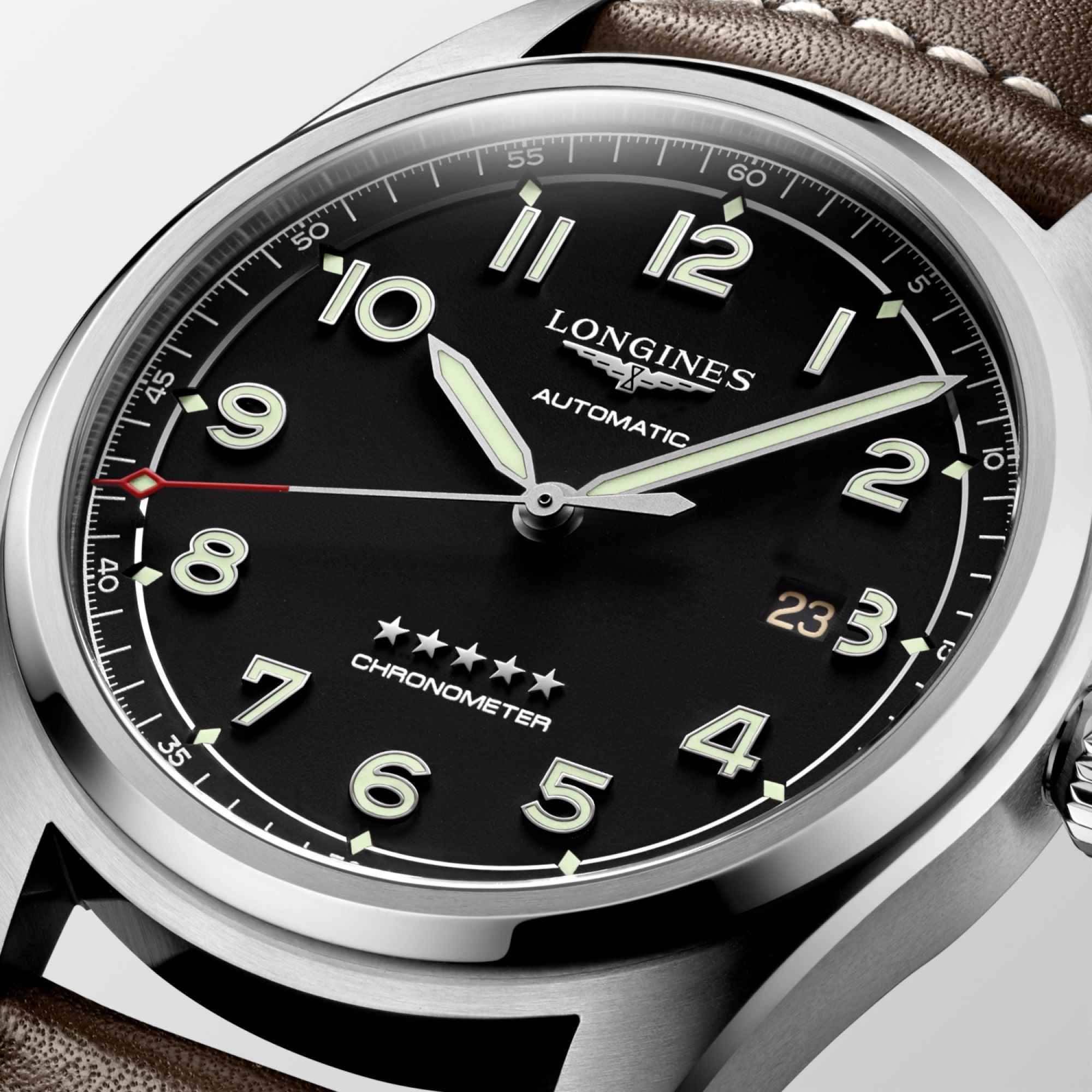 Orologio con quadrante nero, indici luminescenti e cinturino in pelle marrone