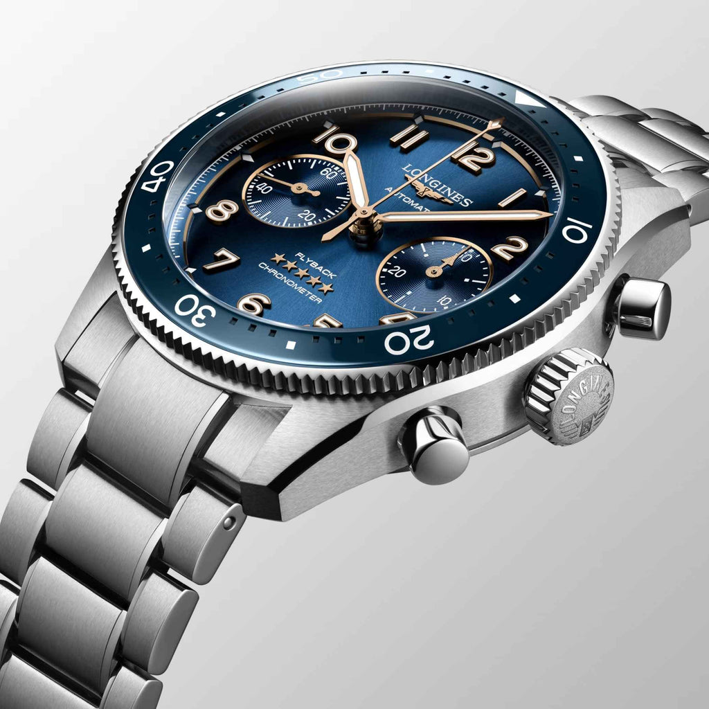 Orologio Longines con cassa in acciaio e quadrante blu, indici e contatori visibili.