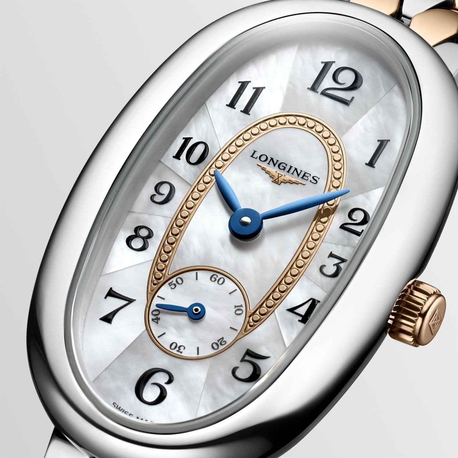 Quadrante madreperla argento con indici neri, numeri arabi e lancette blu