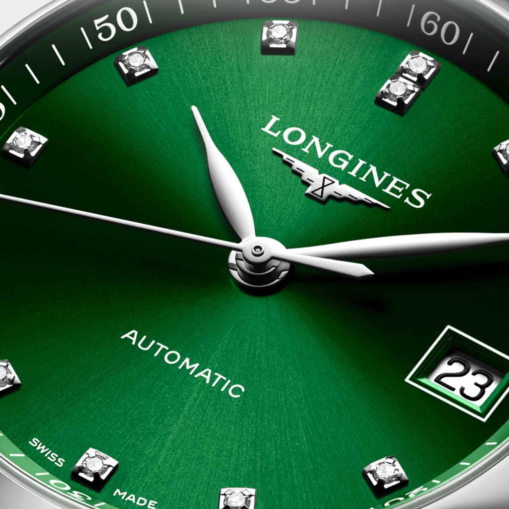 Quadrante verde Longines con indici a diamante, logo e datario 23, lancette bianche