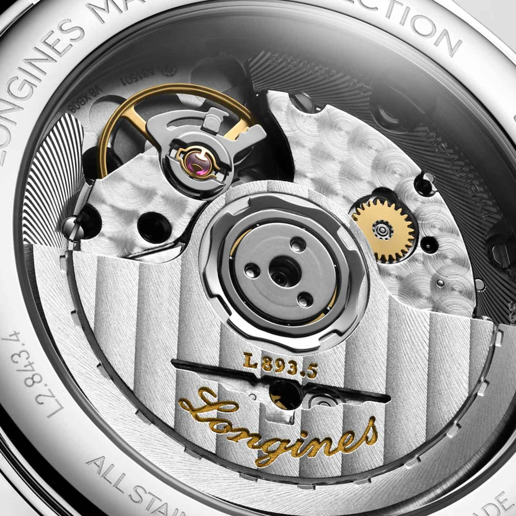 Retro dell’orologio con movimento a vista in acciaio e incisioni, cassa tonda