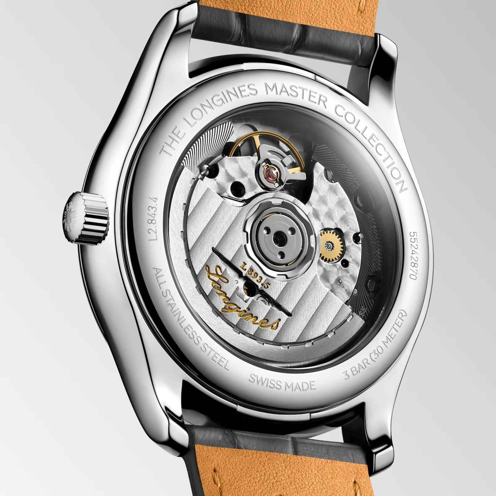 Retro dell’orologio con movimento a vista, cassa acciaio e cinturino in pelle marrone