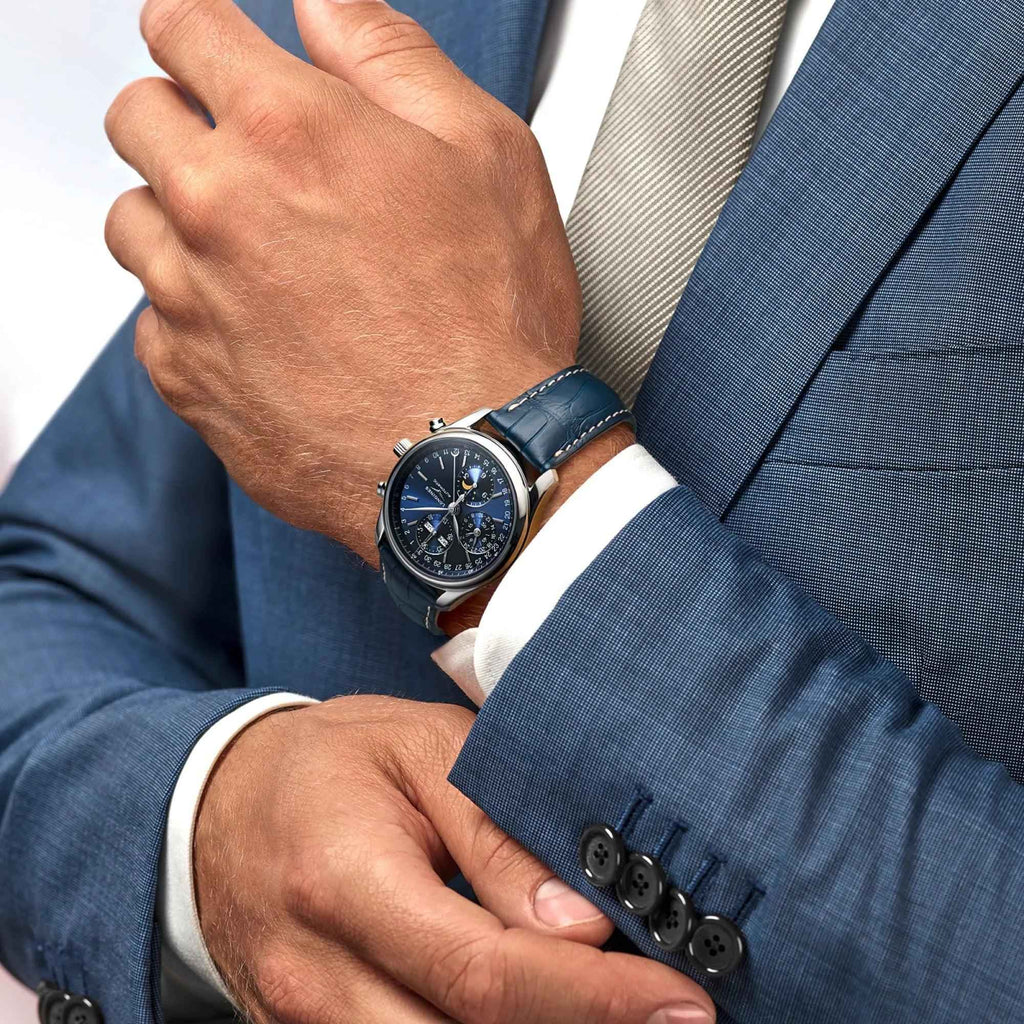 Orologio da polso con cinturino in pelle blu indossato con abito