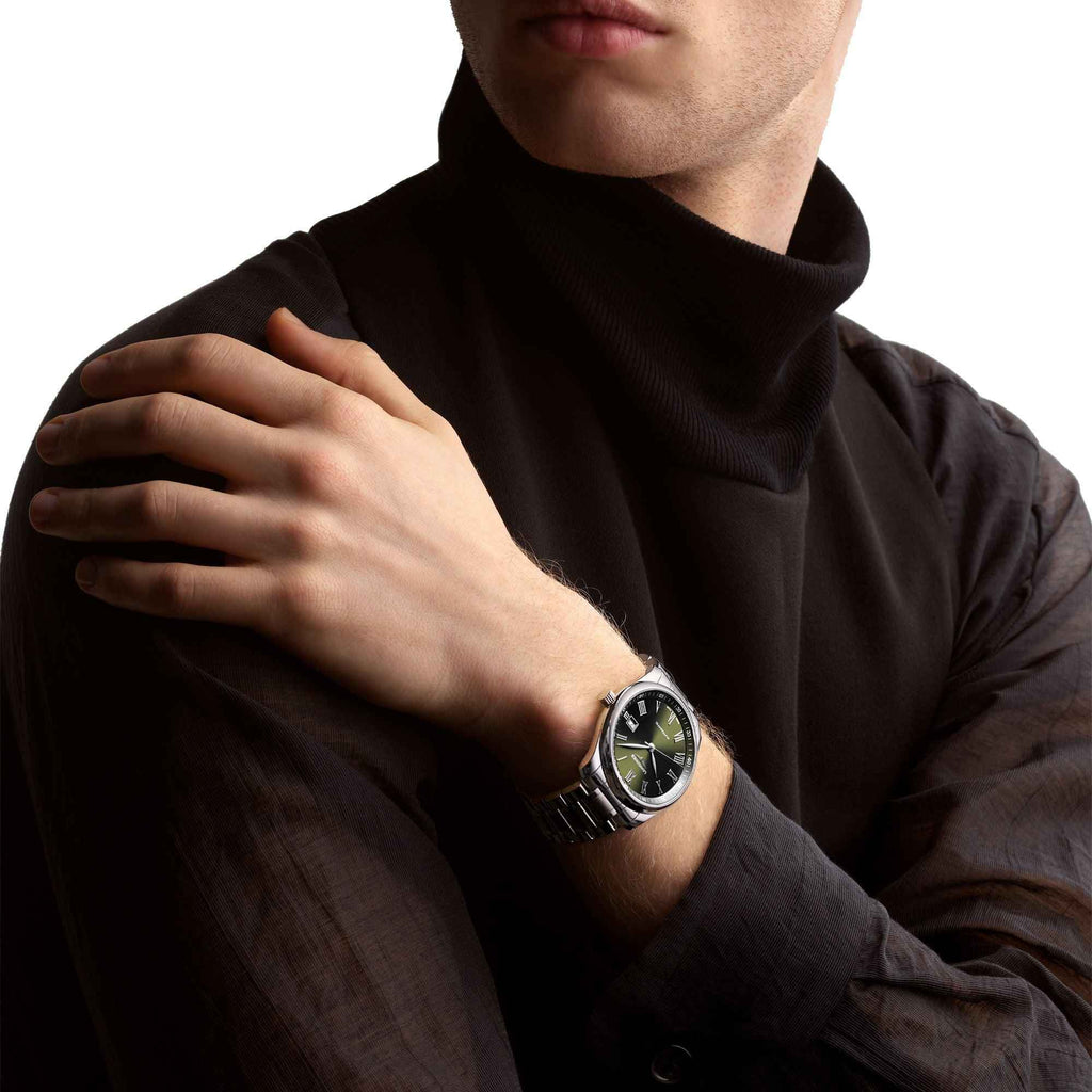 Orologio automatico 40 mm al polso con cinturino in acciaio e quadrante verde