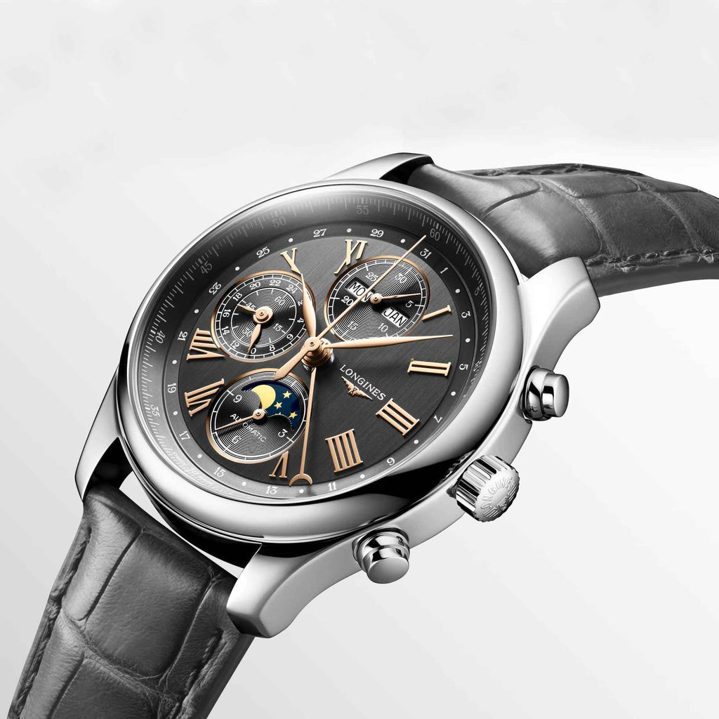 Orologio con quadrante antracite, indici romani dorati e tre subquadranti, cinturino pelle