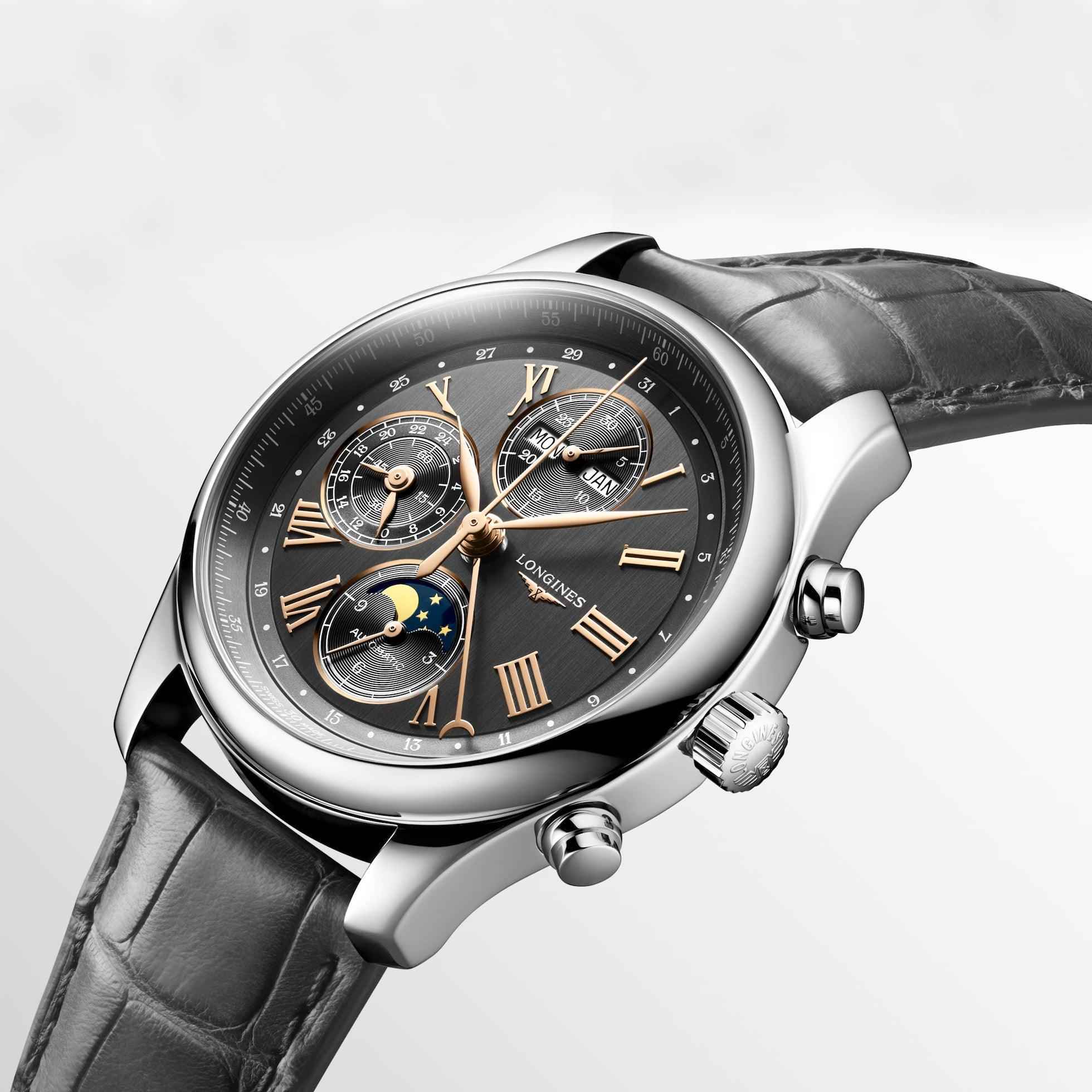 Orologio con quadrante antracite, indici romani dorati e tre subquadranti, cinturino pelle