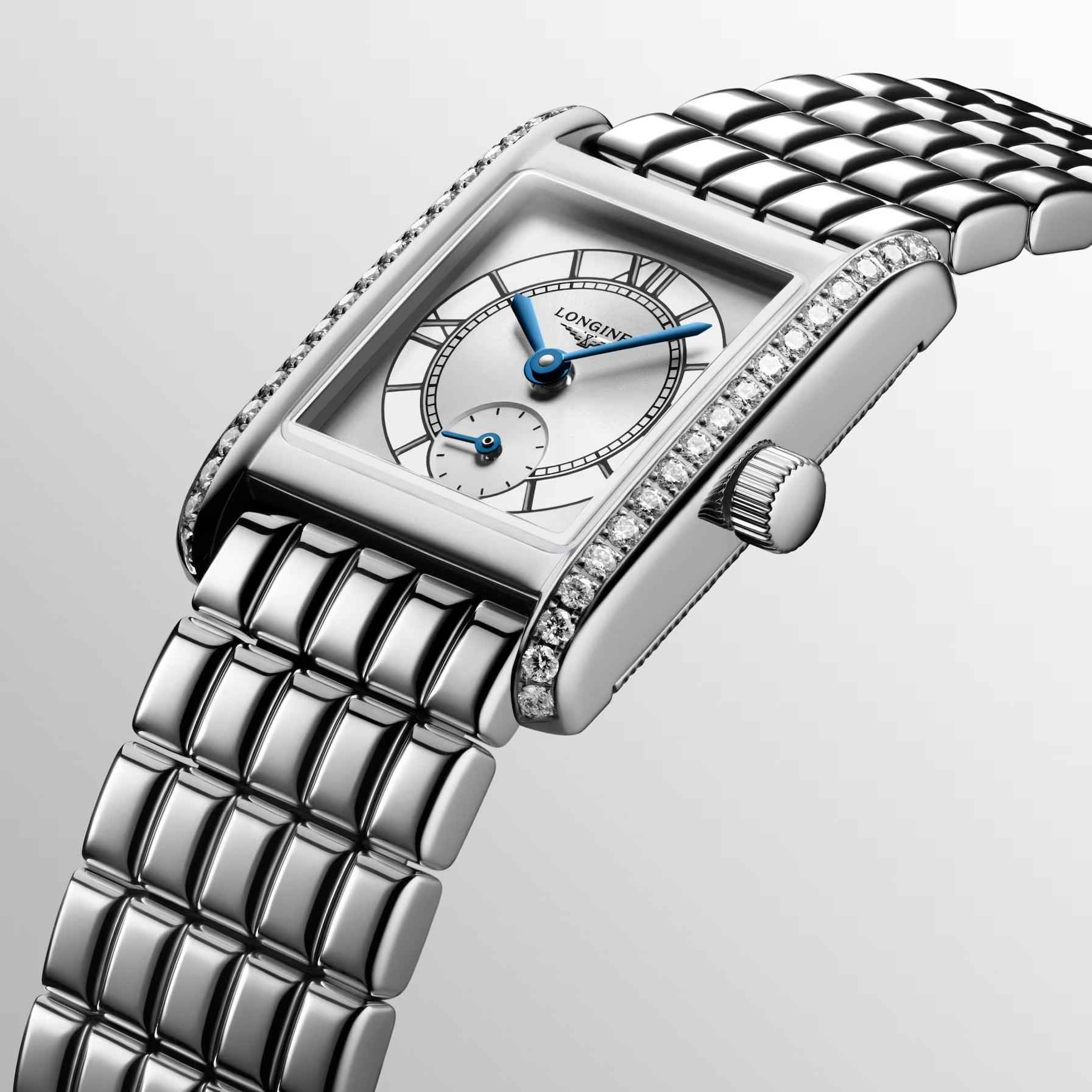 Orologio rettangolare in acciaio con quadrante argentato, lancette blu e cornice con diamanti