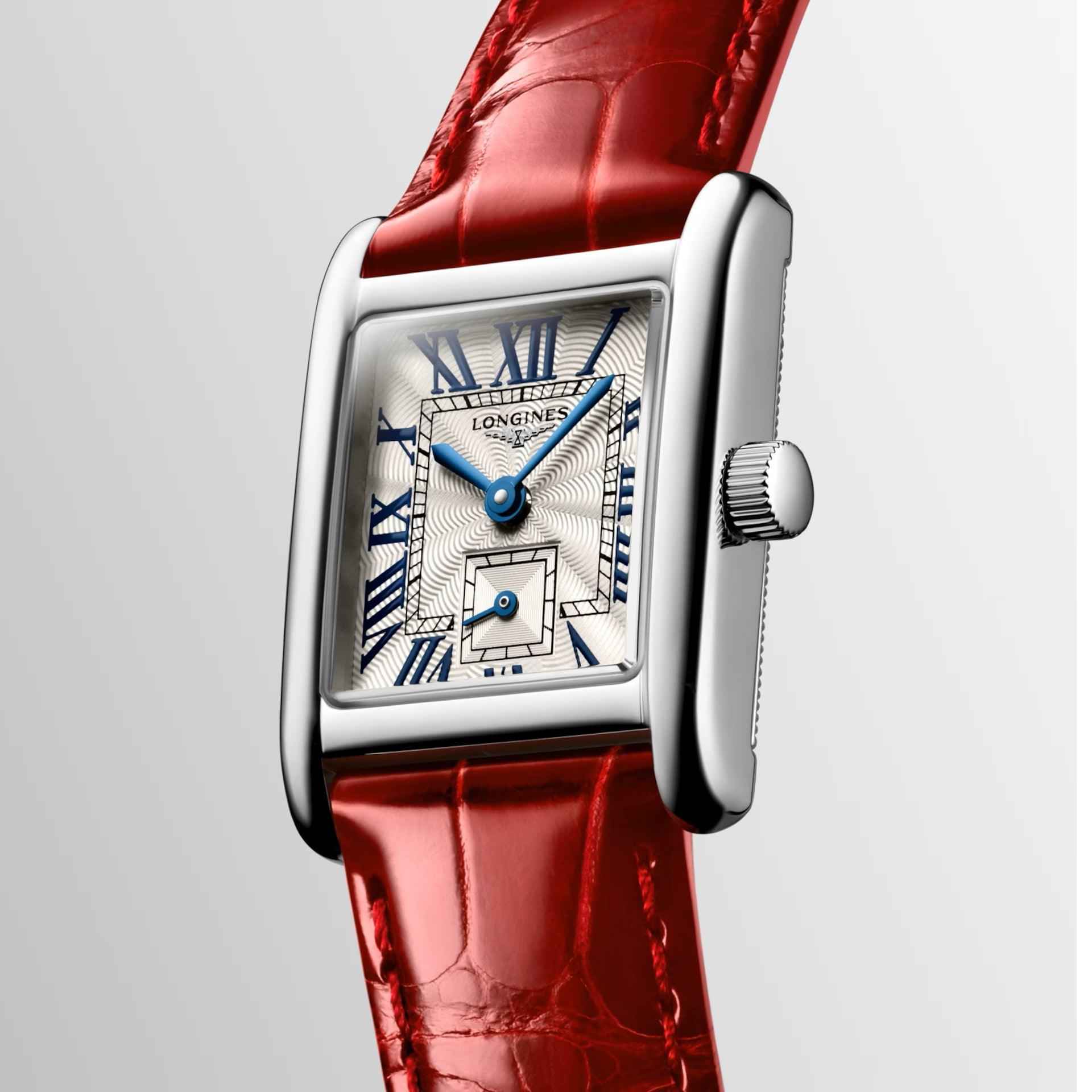 Orologio con quadrante bianco e dettagli blu, cassa argento e cinturino in pelle rossa