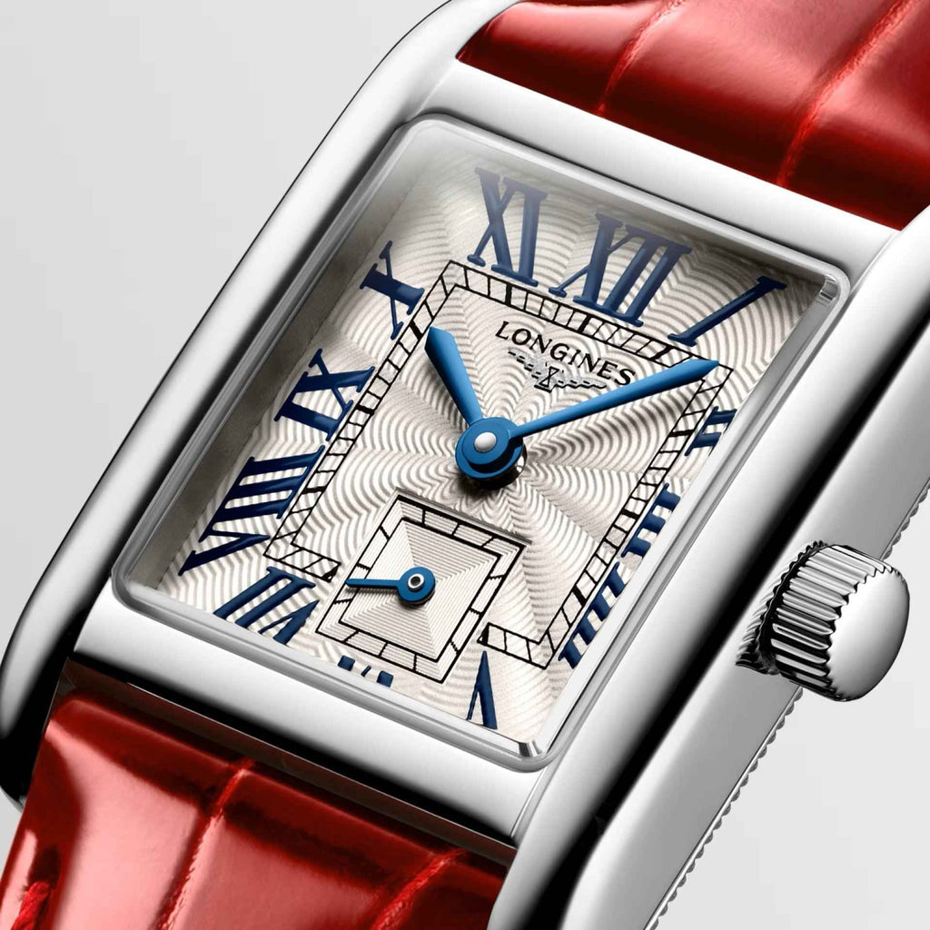 Orologio con dettagli del quadrante e lancette blu, cassa argento e cinturino pelle rossa