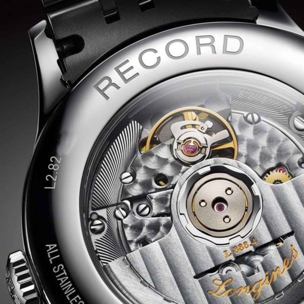 Interno meccanismo dell’orologio Longines con scritta RECORD e dettagli in acciaio