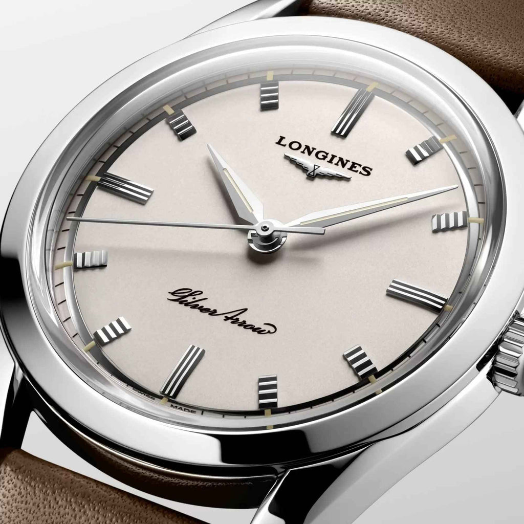 Orologio automatico Longines, dettaglio quadrante argento con lancette e indici