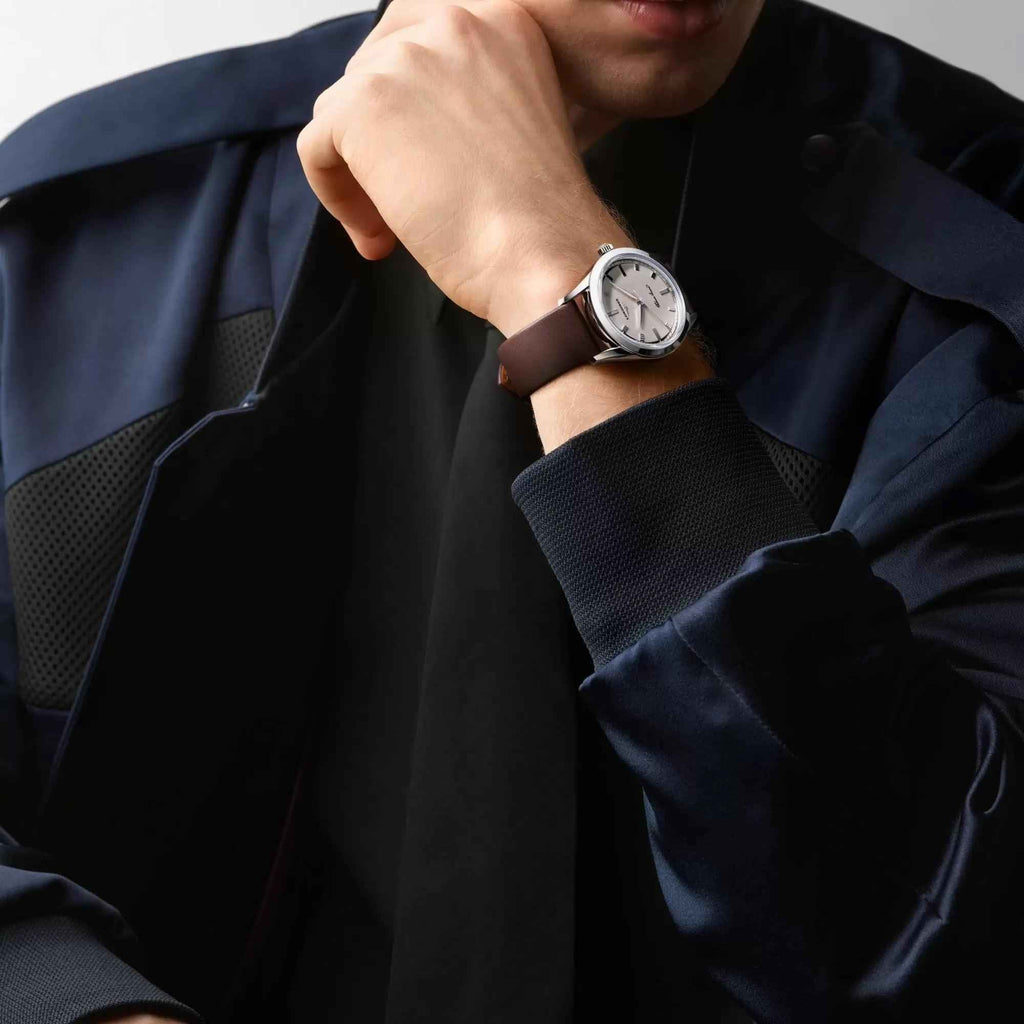 Orologio automatico Longines al polso con cinturino in pelle marrone