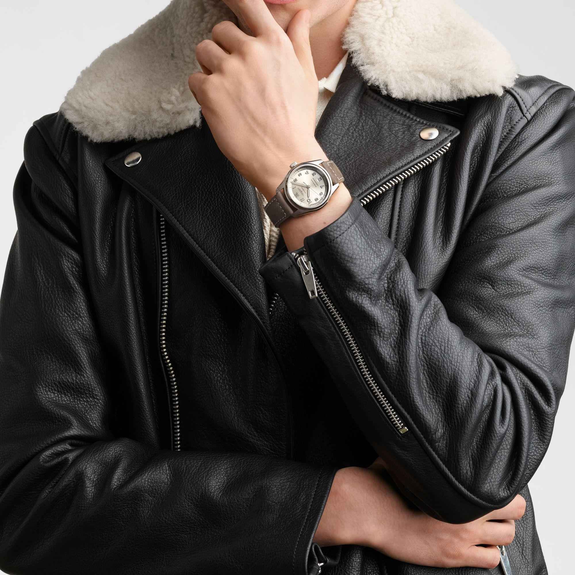 Orologio automatico al polso con cassa acciaio e cinturino in pelle marrone
