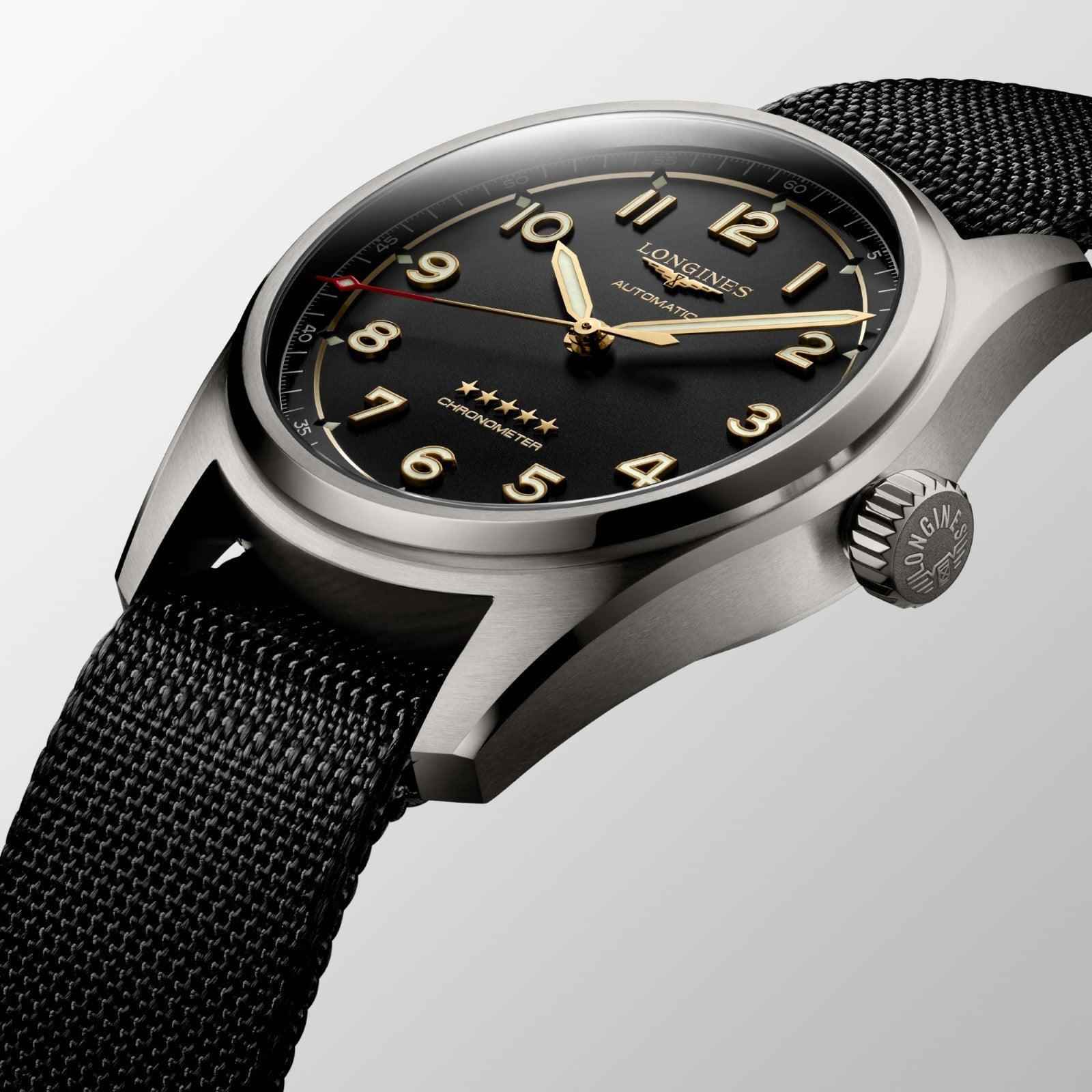 Orologio con cassa metallica e quadrante nero, indici dorati, corona laterale