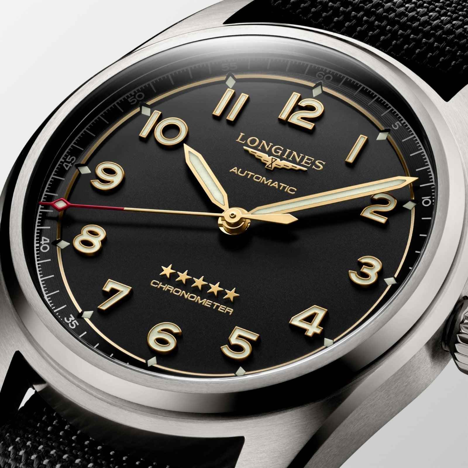 Orologio automatico: quadrante nero con numeri dorati, lancette oro e Chronometer