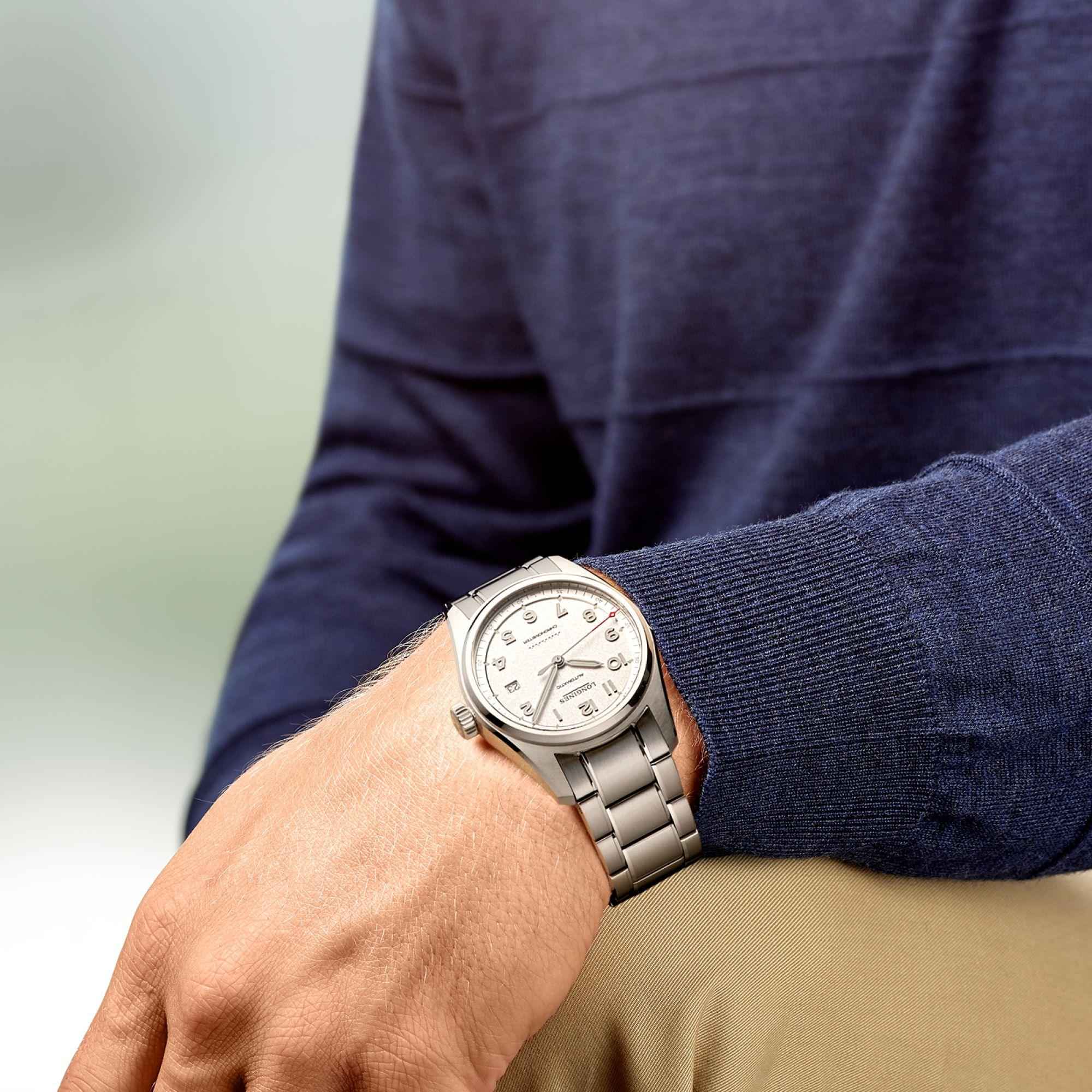 Orologio Longines Spirit automatico al polso su bracciale in acciaio, quadrante chiaro