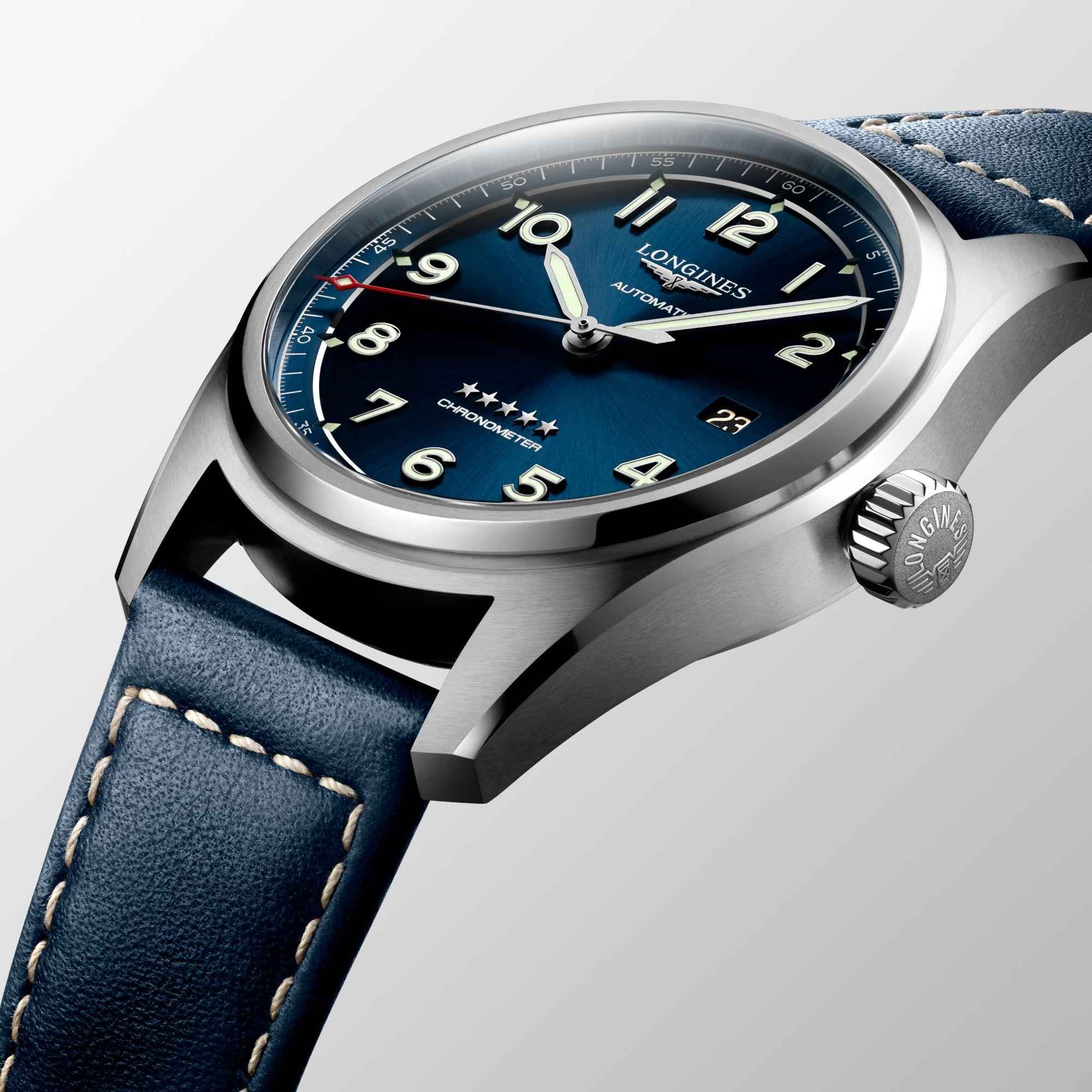 Orologio Longines Spirit con quadrante blu, lancette chiare, cassa acciaio e cinturino blu.