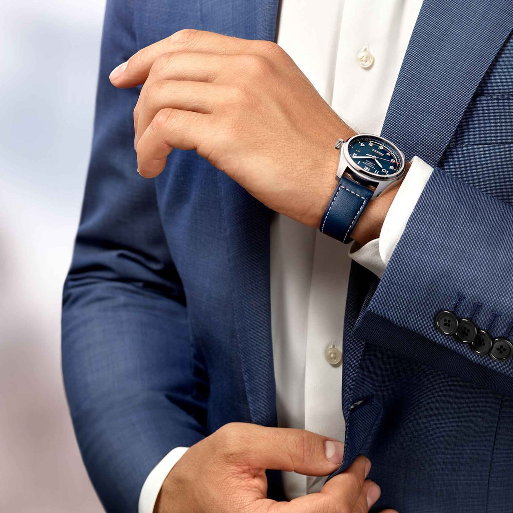 Orologio Longines Spirit al polso: quadrante blu, cassa acciaio, cinturino in pelle.