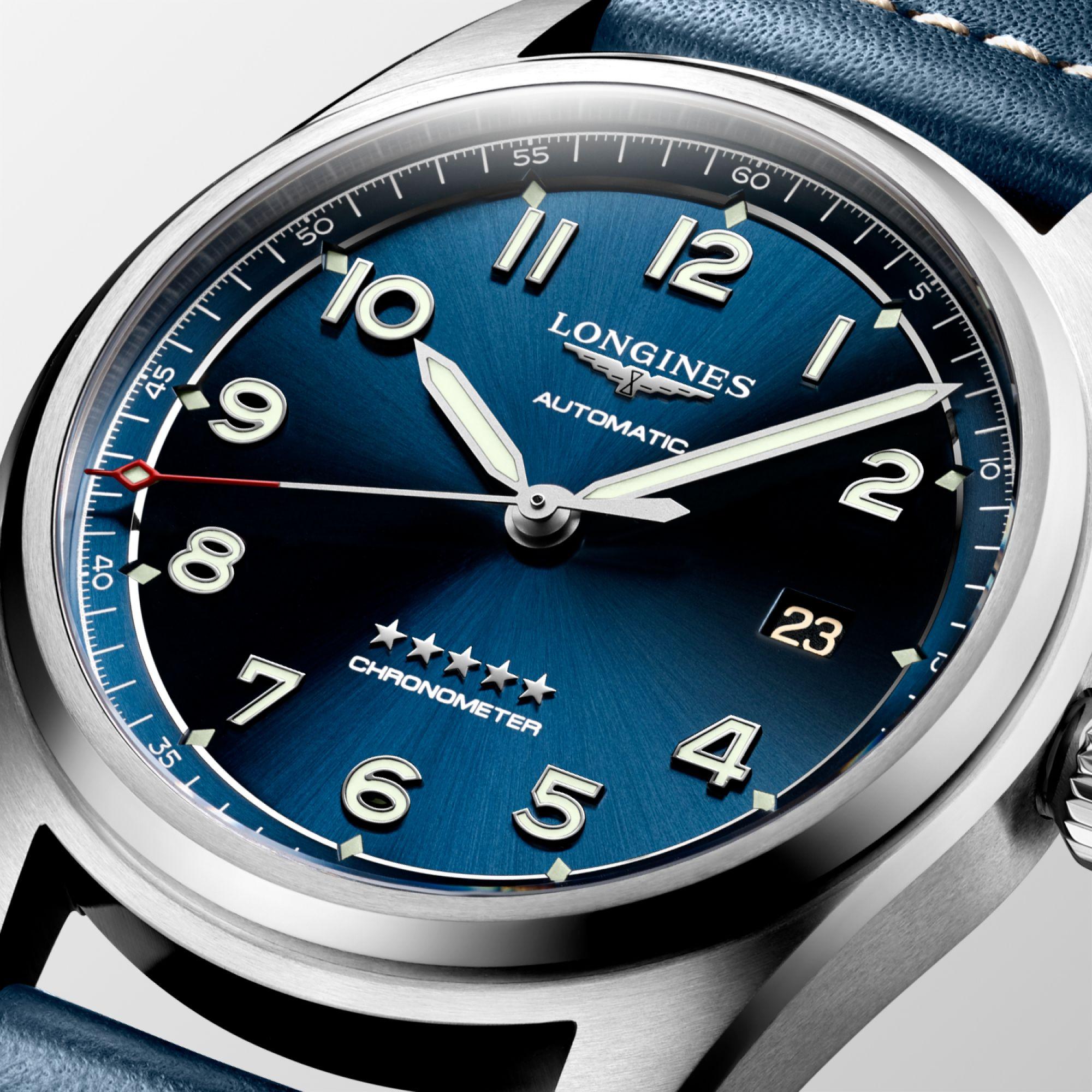 Orologio automatico Longines con quadrante blu e cassa in acciaio, quadrante visibile