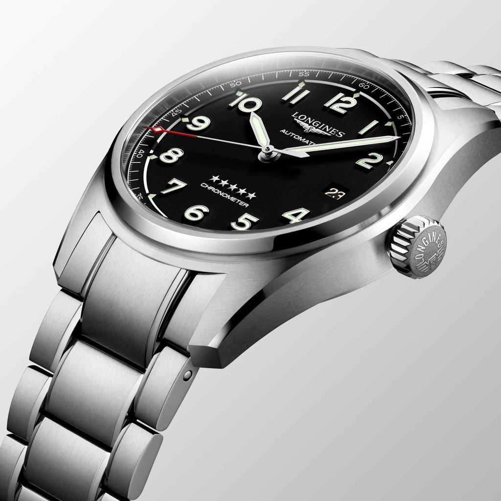 Orologio Longines Spirit 40mm: dettaglio quadrante nero con lancette e indici in metallo