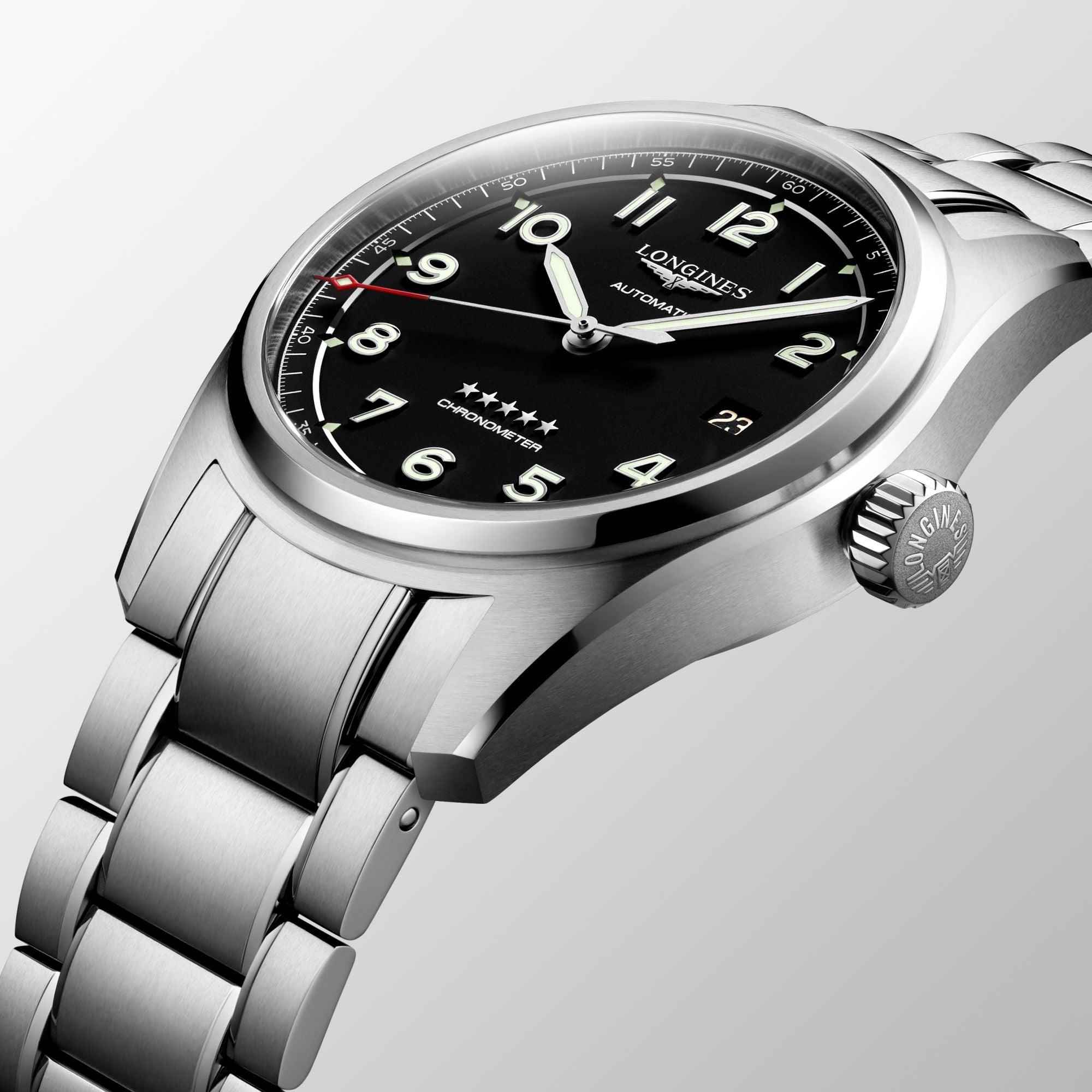 Orologio Longines Spirit 40mm: dettaglio quadrante nero con lancette e indici in metallo
