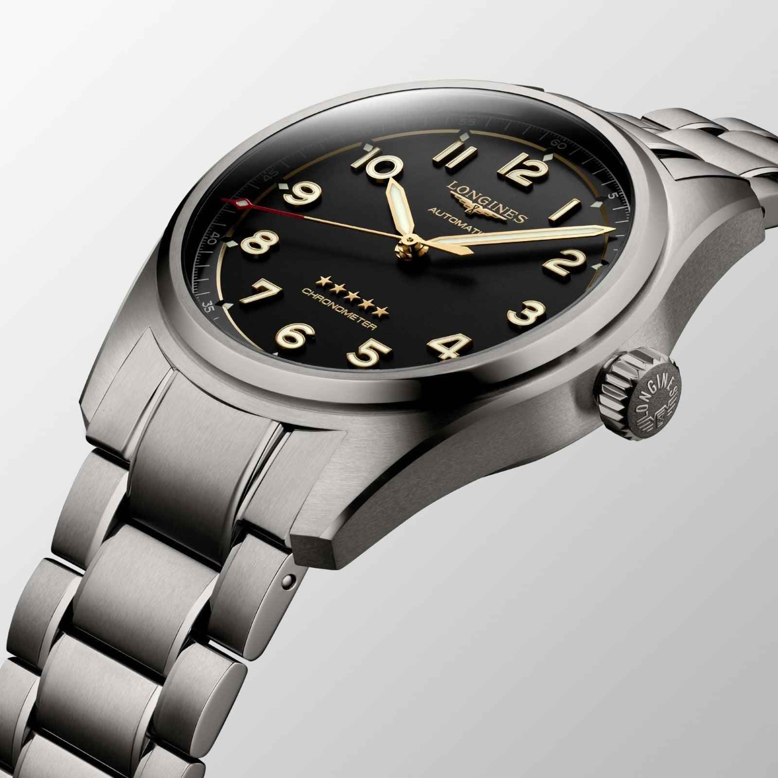 Orologio Longines Spirit con quadrante nero, indici dorati e cassa in titanio