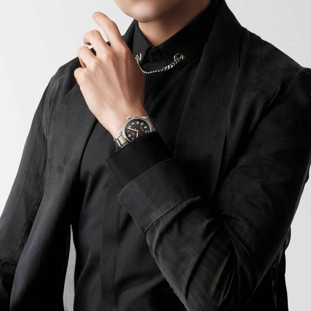 Orologio Longines Spirit al polso con bracciale in titanio e quadrante nero